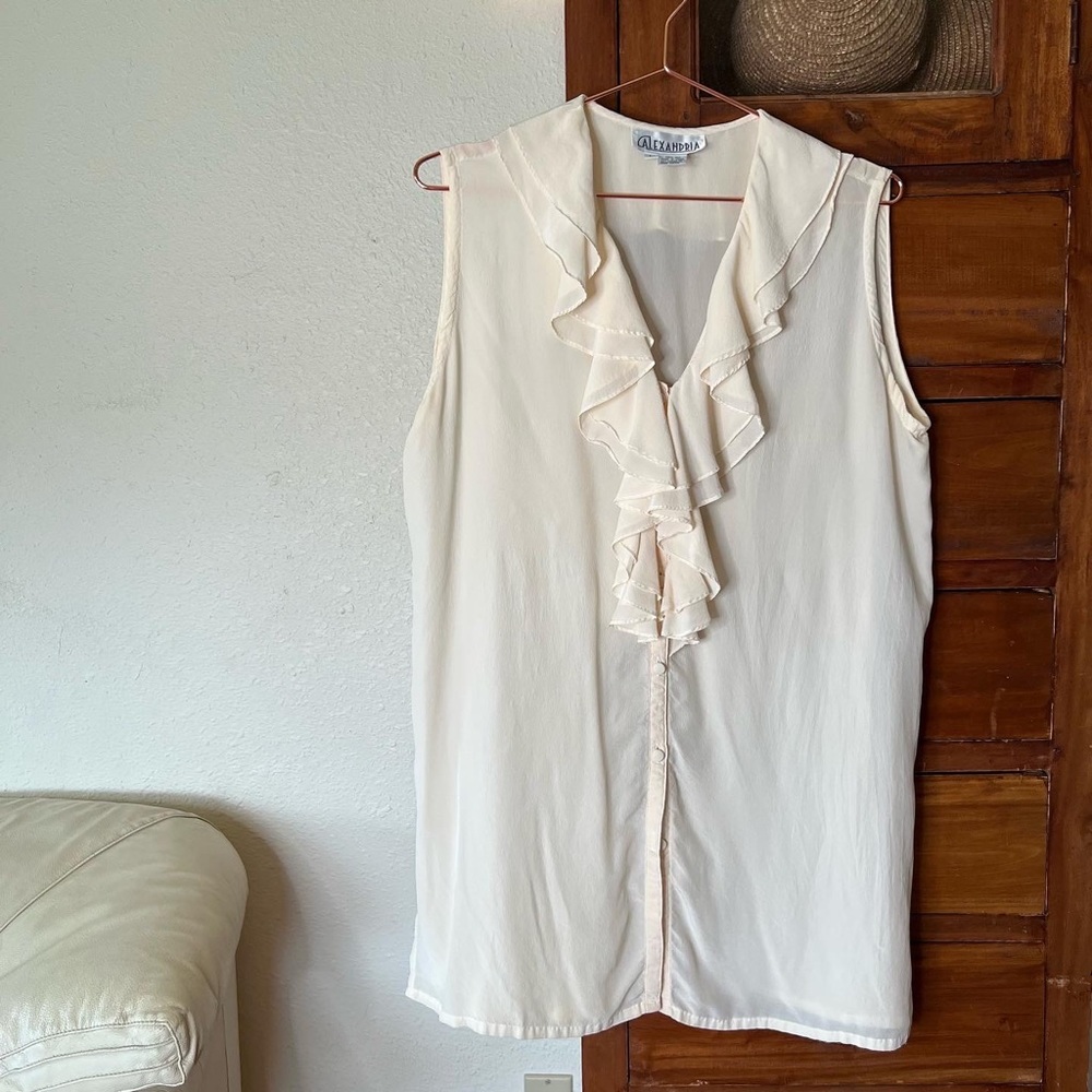 80s ruffle blouse
100% silk Vintage modern trendy